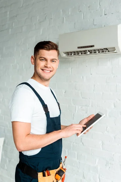 Happy Installer Pointing Finger Digital Tablet Air Conditioner — Stock Photo, Image