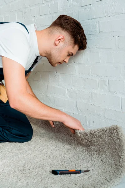 Vista Lateral Del Instalador Guapo Que Sostiene Alfombra Cerca Del — Foto de Stock