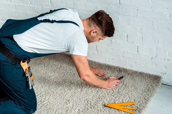 Installer Overalls Holding Cutter Carpet — 스톡 사진