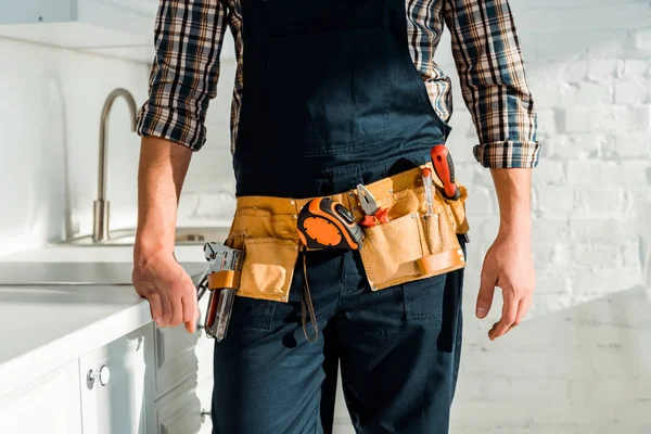 Vue Recadrée Installateur Avec Ceinture Outils Debout Dans Cuisine — Photo