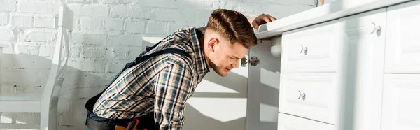 Panoramic Shot Happy Installer Sitting White Kitchen Cabinet — Stock Photo, Image