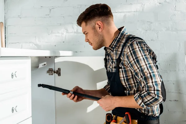 Sidovy Stilig Installatör Som Håller Tryckslang — Stockfoto