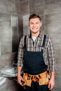 Banyoda duran kemerli mutlu kurucu 