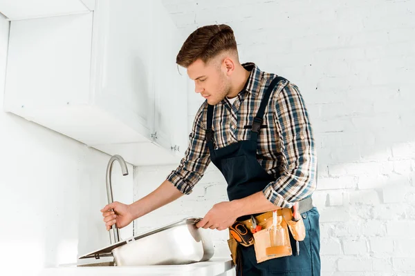 Instalador Guapo Sosteniendo Fregadero Metálico Cerca Del Grifo Cocina — Foto de Stock