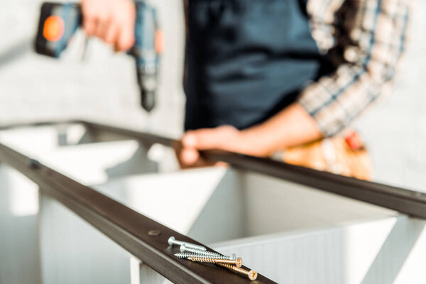 селективный фокус металлических ногтей вблизи инсталлятора
 