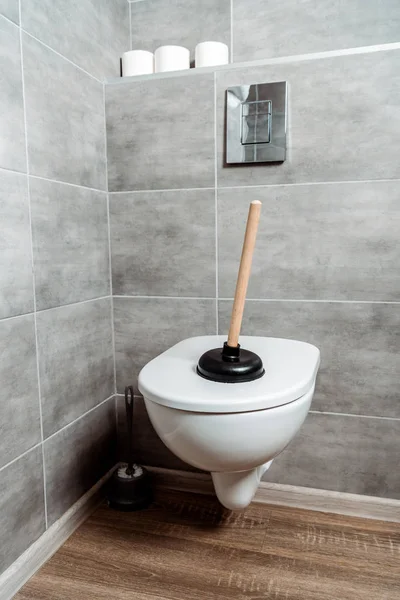 Plunger White Toilet Toilet Paper Rolls — 스톡 사진