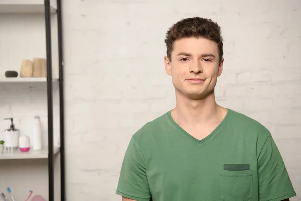 Joven Guapo Camiseta Verde Sonriendo Cámara Mientras Está Pie Cerca —  Fotos de Stock