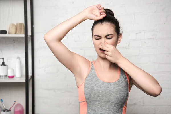 Geschokte Vrouw Plugging Neus Met Hand Terwijl Het Kijken Naar — Stockfoto