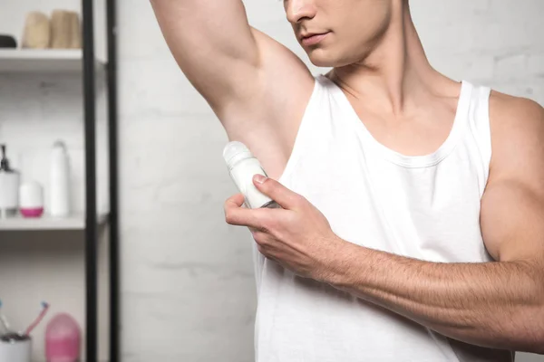 Gedeeltelijk Zicht Jonge Man Wit Mouwloos Shirt Deodorant Aanbrengen Onderarm — Stockfoto