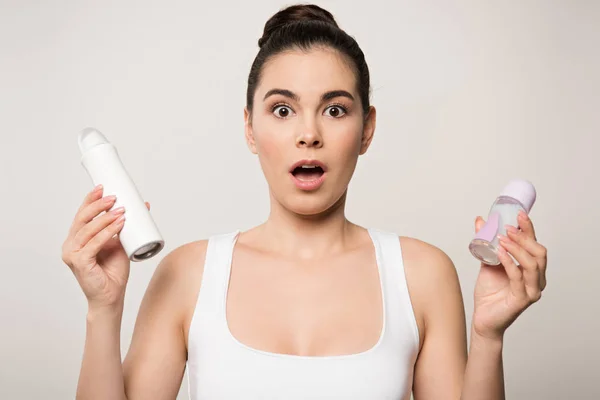 Donna Eccitata Guardando Fotocamera Mentre Tiene Deodoranti Isolati Sul Grigio — Foto Stock