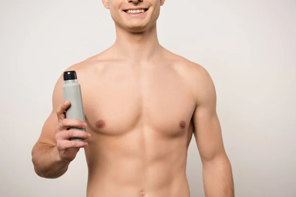 Vista Cortada Homem Sem Camisa Sorridente Segurando Desodorizante Isolado Cinza — Fotografia de Stock