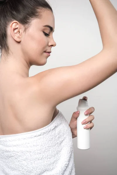 Ung Kvinna Applicera Deodorant Underarmen Isolerad Grå — Stockfoto