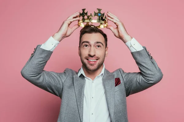 Cheerful Bearded Man Wearing Crown Suit Isolated Pink — Stock Photo, Image