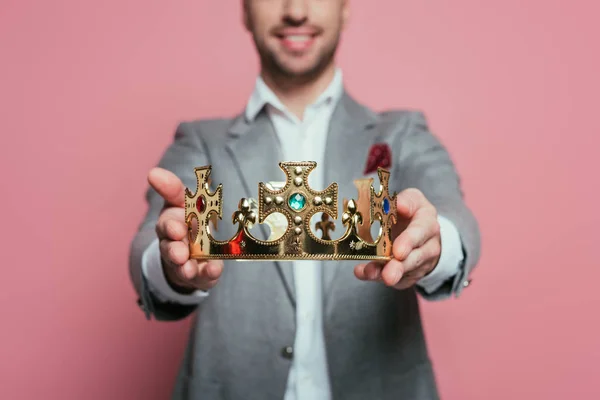 Selective Focus Happy Man Suit Holding Crown Isolated Pink — Stockfoto