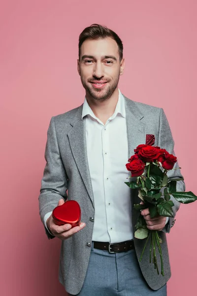 Sonriente Hombre Sosteniendo Caja Regalo Del Corazón Ramo Rosas Para —  Fotos de Stock