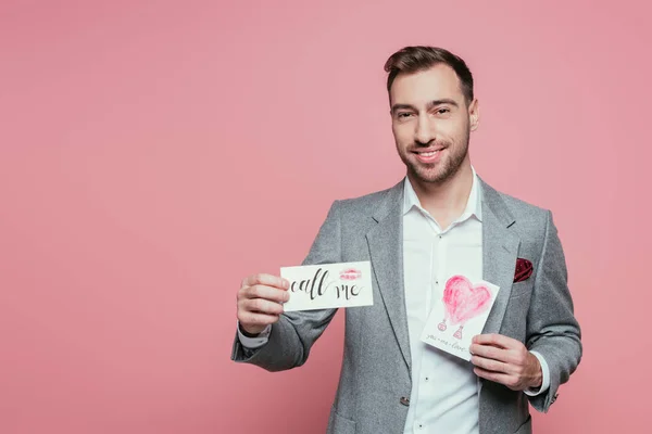 Schöner Bärtiger Mann Mit Zwei Valentinstag Karten Isoliert Auf Rosa — Stockfoto