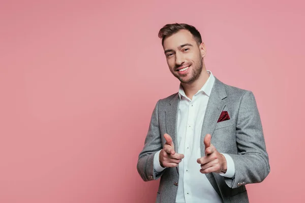 Hombre Barbudo Alegre Traje Gris Apuntándote Aislado Rosa —  Fotos de Stock