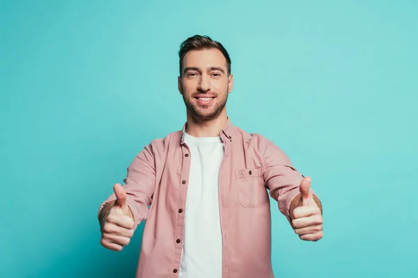 Sonriente Hombre Guapo Mostrando Los Pulgares Hacia Arriba Aislado Azul —  Fotos de Stock