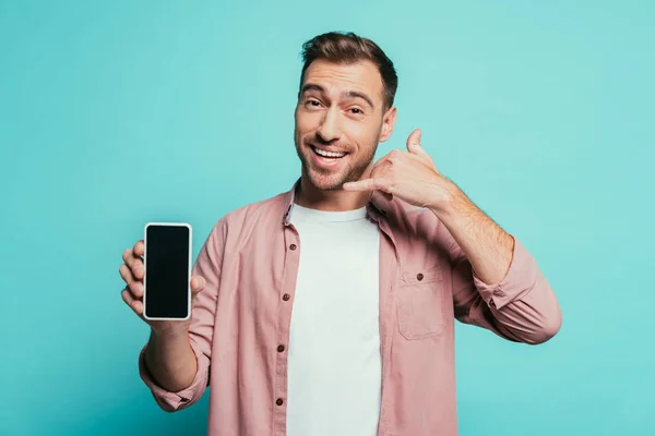 Homem Bonito Alegre Mostrando Chamar Sinal Smartphone Com Tela Branco — Fotografia de Stock