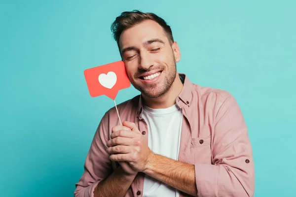 Hombre Positivo Con Los Ojos Cerrados Que Sostiene Tarjeta Con —  Fotos de Stock