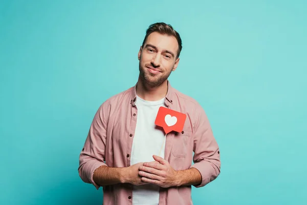 Felice Uomo Possesso Carta Con Cuore San Valentino Isolato Blu — Foto Stock