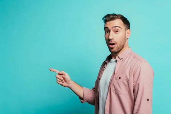 Hombre Guapo Sorprendido Apuntando Lejos Aislado Azul — Foto de Stock