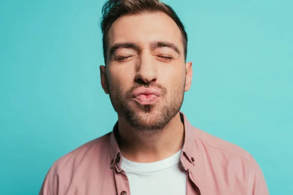 Feliz Hombre Guapo Con Los Ojos Cerrados Haciendo Beso Aire —  Fotos de Stock