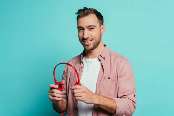 Hombre Barbudo Feliz Sosteniendo Auriculares Aislado Azul — Foto de Stock