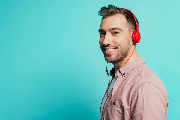 Sonriente Barbudo Escuchando Música Con Auriculares Aislado Azul — Foto de Stock