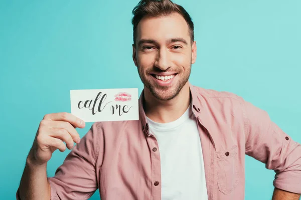 Homem Sorridente Cartão Com Impressão Labial Chamar Lettering Isolado Azul — Fotografia de Stock