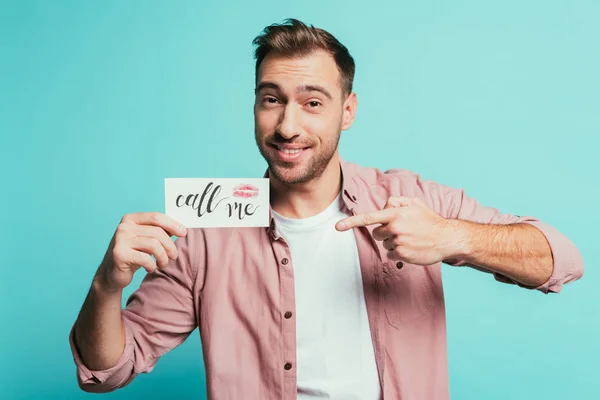 Homem Sorridente Apontando Cartão Com Impressão Labial Chamar Lettering Isolado — Fotografia de Stock