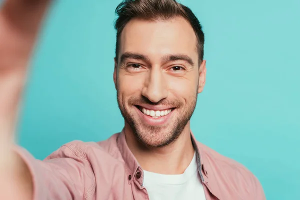 Yakışıklı Gülümseyen Adam Selfie Çekiyor Maviden Soyutlanmış — Stok fotoğraf
