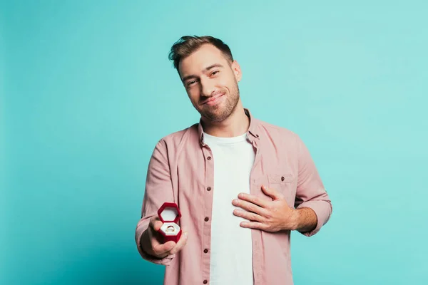 Alegre Homem Segurando Caixa Com Anel Proposta Isolado Azul — Fotografia de Stock