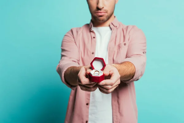 Vue Recadrée Homme Sérieux Tenant Boîte Avec Bague Proposition Isolé — Photo