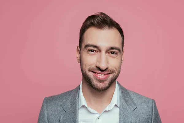 Portret Van Lachende Man Met Baard Grijs Pak Geïsoleerd Roze — Stockfoto