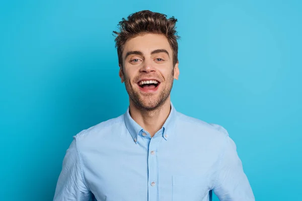 Cheerful Young Man Laughing While Looking Camera Blue Background — Stock Photo, Image