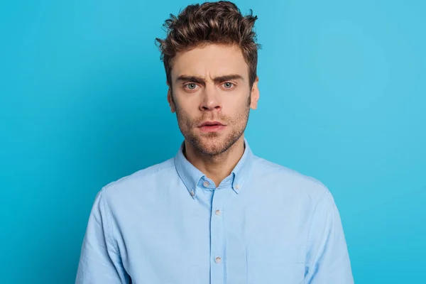 Serious Thoughtful Young Man Looking Camera Blue Background — Stock Photo, Image