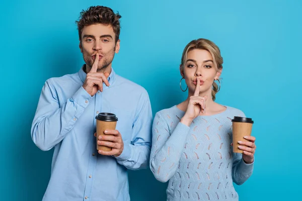 Junger Mann Und Frau Zeigen Schweigezeichen Während Sie Kaffee Vor — Stockfoto