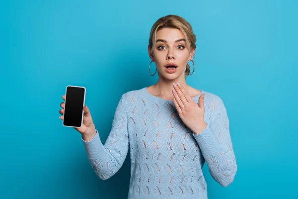 Shocked Girl Holding Hand Face While Showing Smartphone Blank Screen — Stock Photo, Image