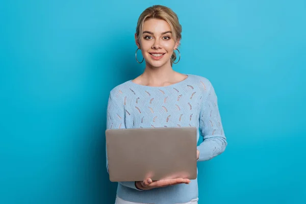 Glad Flicka Ler Mot Kameran När Använder Laptop Blå Bakgrund — Stockfoto