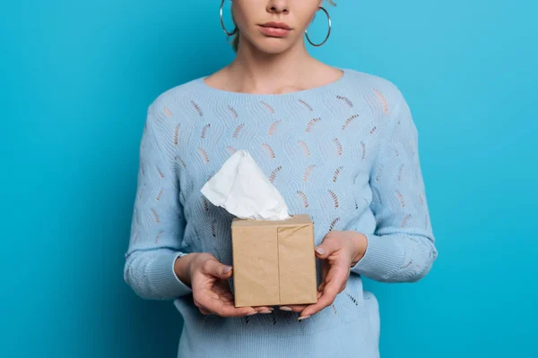 Vista Cortada Menina Chateada Segurando Pacote Guardanapos Papel Fundo Azul — Fotografia de Stock