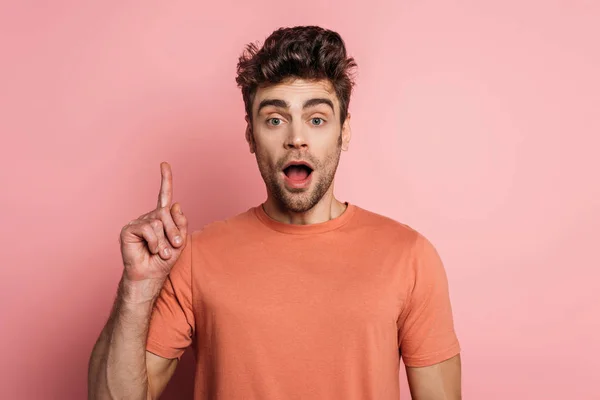 Shocked Man Showing Idea Sign While Looking Camera Pink Background — Stock Photo, Image