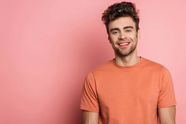 Feliz Joven Guapo Sonriendo Cámara Sobre Fondo Rosa — Foto de Stock