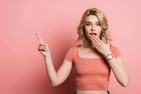 Shocked Girl Pointing Finger Covering Open Mouth Hand Pink Background — ストック写真