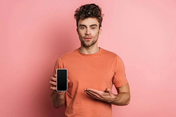 Serious Young Man Pointing Hand Smartphone Blank Screen Pink Background — Stock Photo, Image