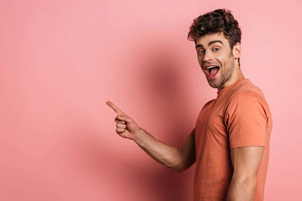 Excited Young Man Pointing Finger While Looking Camera Pink Background — Stock Photo, Image