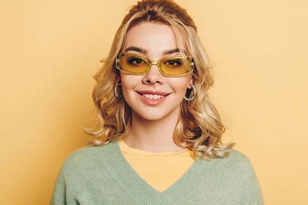 Güzel Mutlu Gözlüklü Kız Sarı Arka Planda Kameraya Gülümsüyor — Stok fotoğraf