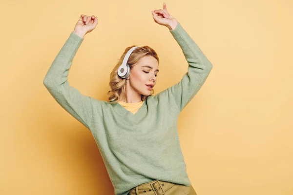 Menina Sonhadora Ouvindo Música Fones Ouvido Sem Fio Dançando Fundo — Fotografia de Stock