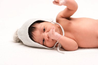 Beyaz şapkalı tatlı melez yeni doğmuş bebek. 
