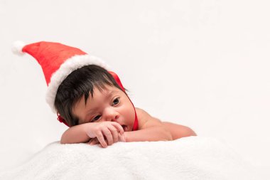 Noel Baba şapkalı tatlı melez yeni doğmuş bebek beyazlar içinde izole edilmiş. 